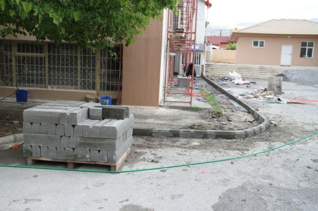 İBADETHANELERİN ÇEVRE DÜZENLEMELERİ DEVAM EDİYOR