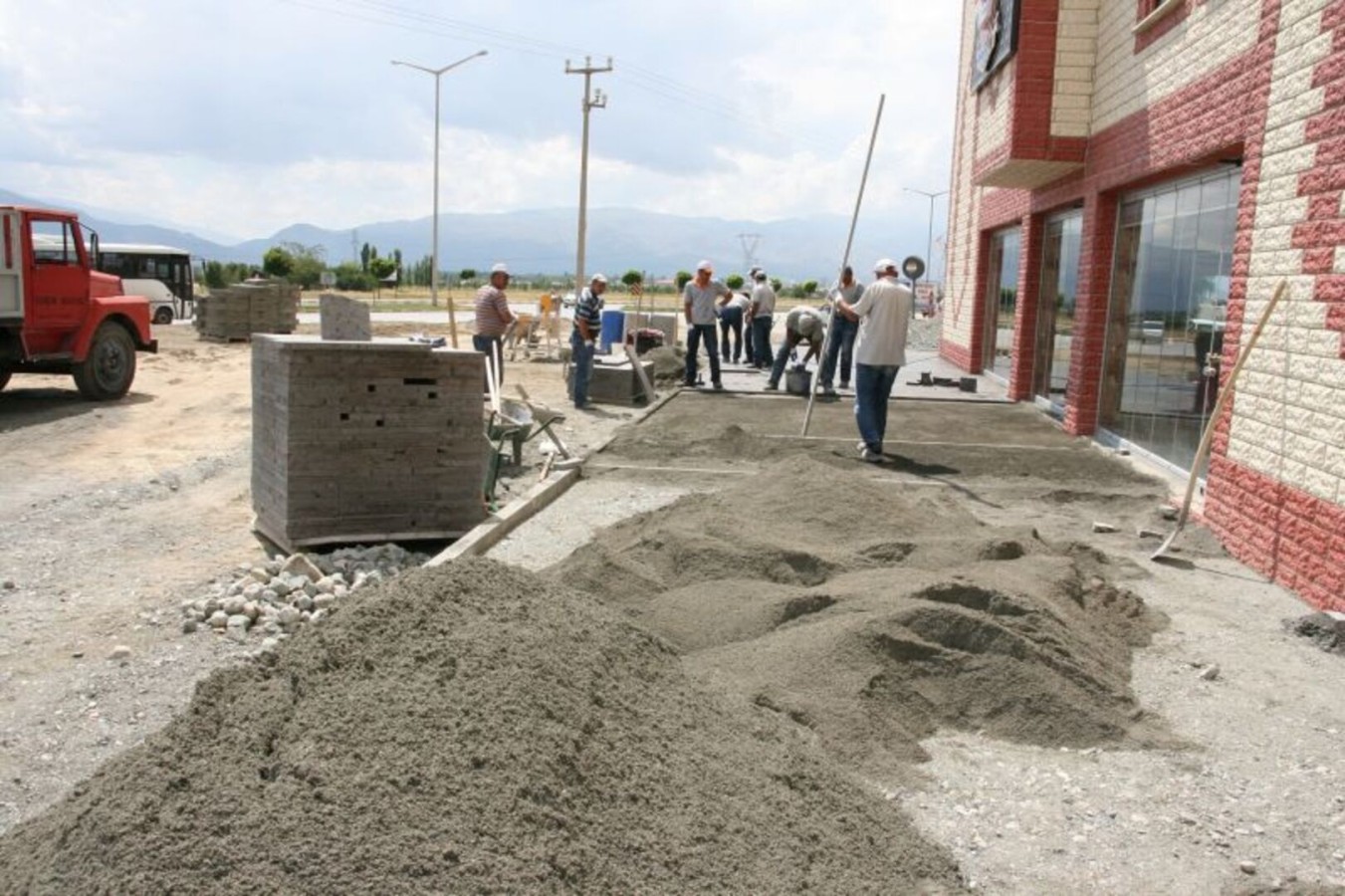 İbadethanelerin Çevre Düzenlemesi Devam Ediyor
