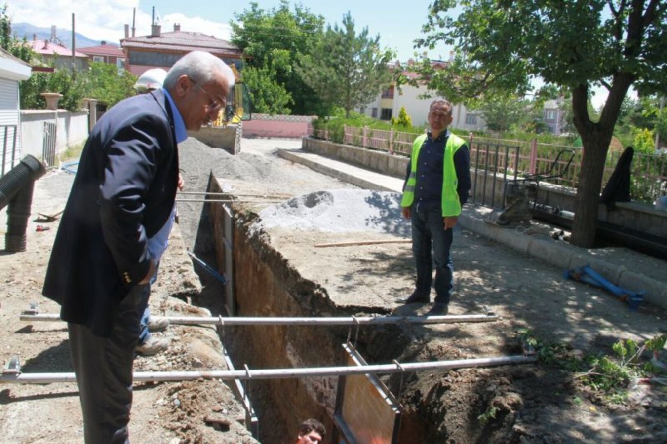 İHTİYAÇ DUYULAN BÖLGELERDE KANALİZASYON HATTI YENİLEME ÇALIŞMALARI DEVAM EDİYOR