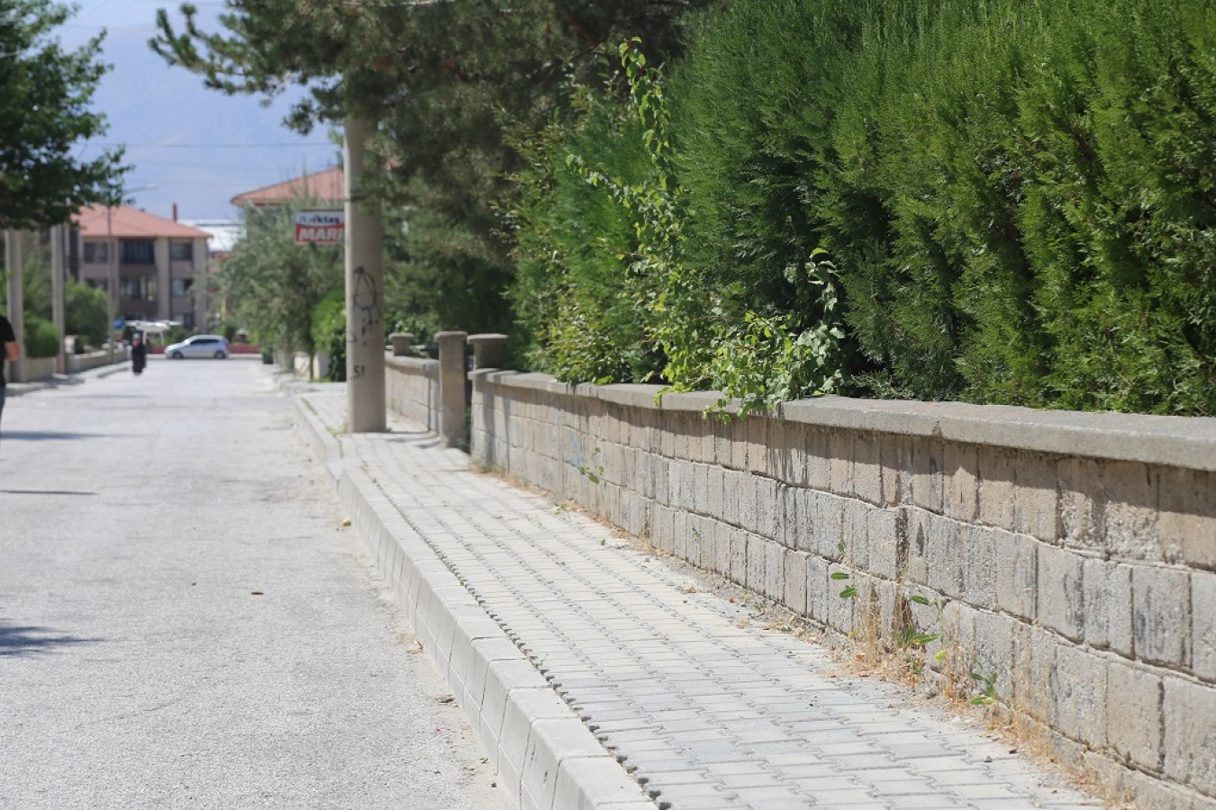 İki mahallede kaldırımlar yenilendi