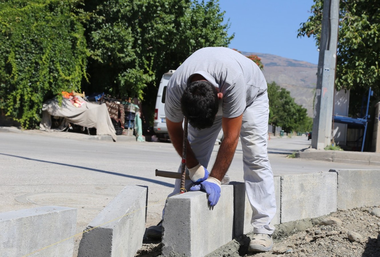 İnönü Mahallesi 9. Sokakta Kaldırım Çalışmaları Yapılıyor