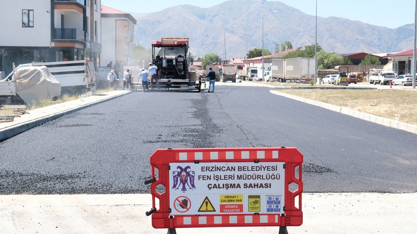 İzzetpaşa Mahallesi’nde Asfalt serim çalışması yapılıyor.