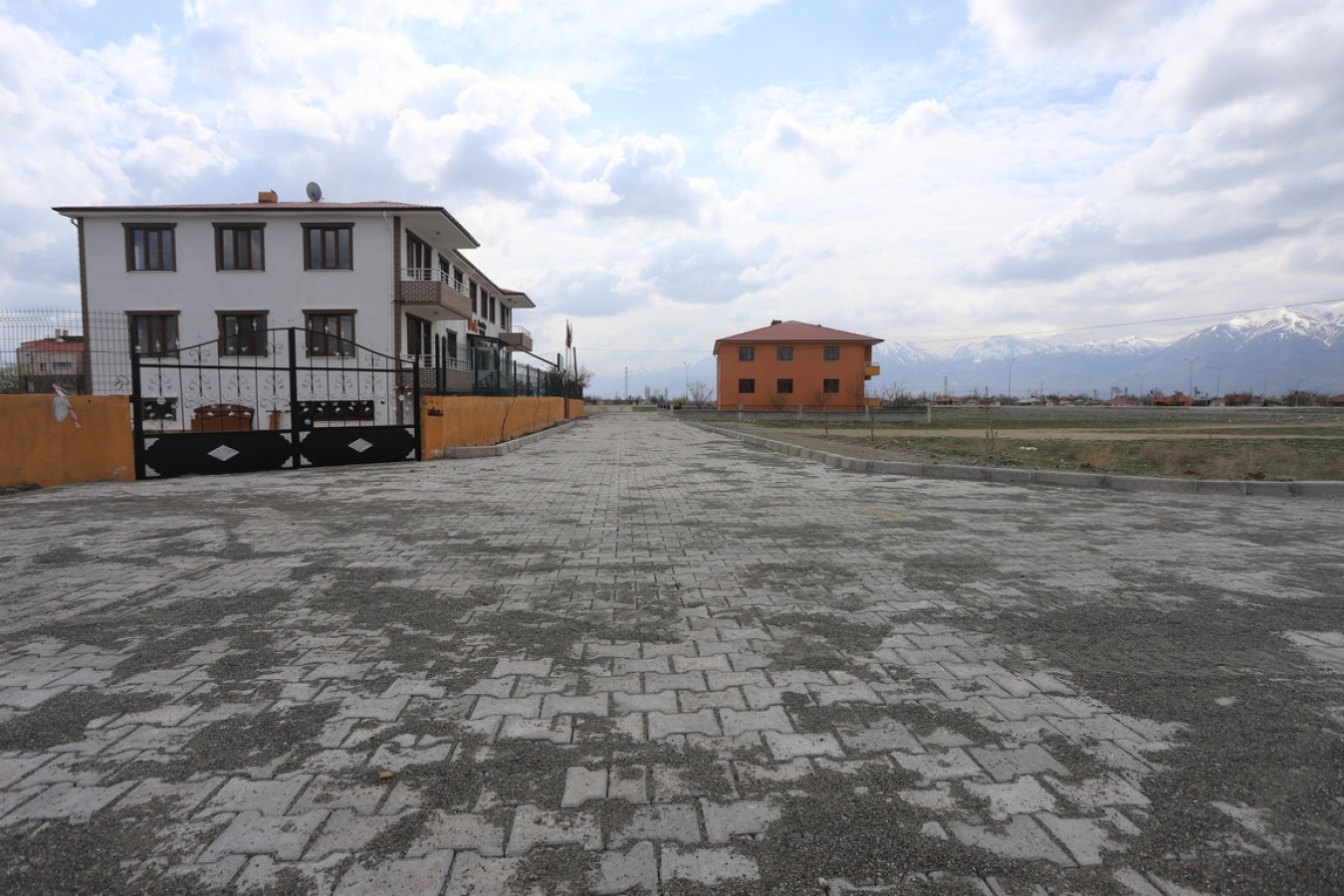 İzzetpaşa Mahallesindeki Bordür ve Parke Çalışmaları Sona Erdi