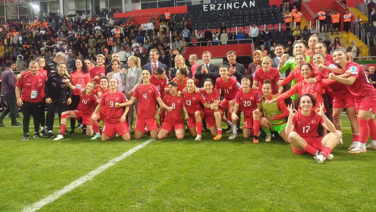 Kadın A Milli Futbol Takımımız, Kardeş Ülke Azerbaycan karşısında aldığı 1-0'lık galibiyetle büyük bir başarıya imza attı.