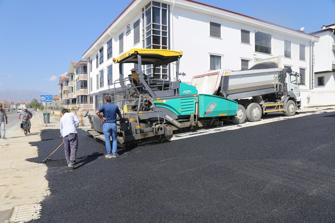 Kaldırım ve yol yapım çalışmalarımız devam ediyor