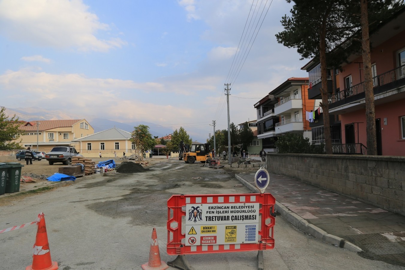 Kaldırım yenileme çalışmaları devam ediyor