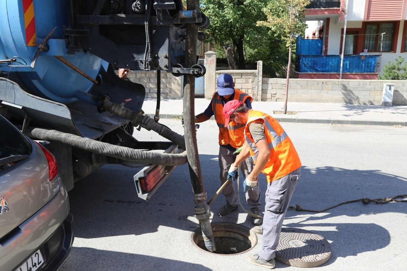 Kanalizasyon Hatları Temizliyor