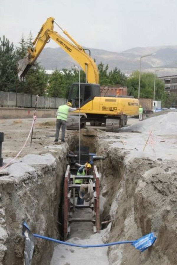 KANALİZASYON HATTI YENİLEME ÇALIŞMALARI DEVAM EDİYOR