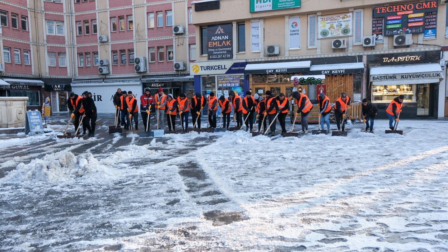 Kar küreme çalışmalarımız kapsamlı bir şekilde devam ediyor