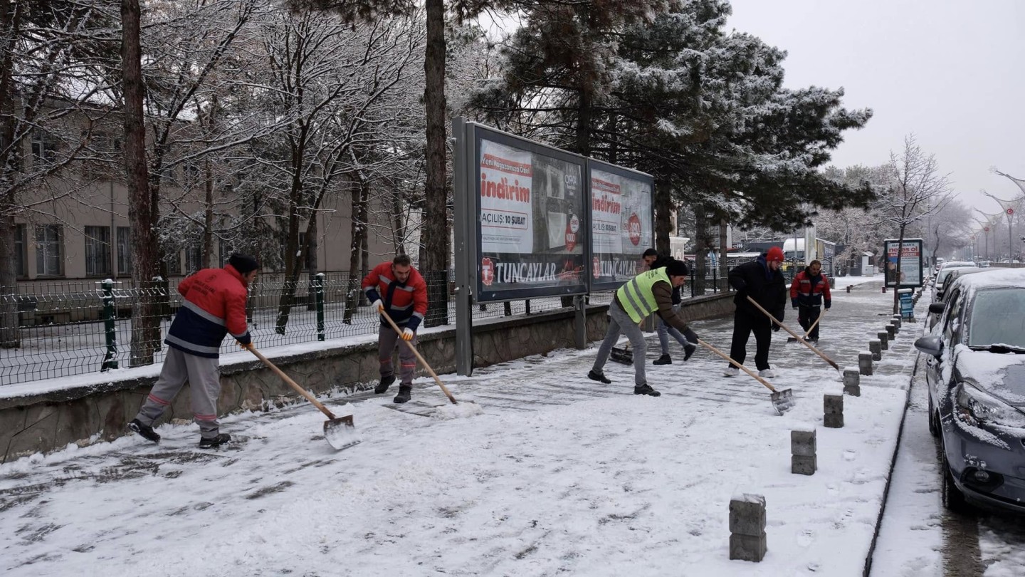 Kar küreme çalışmalarımız kapsamlı bir şekilde devam ediyor.
