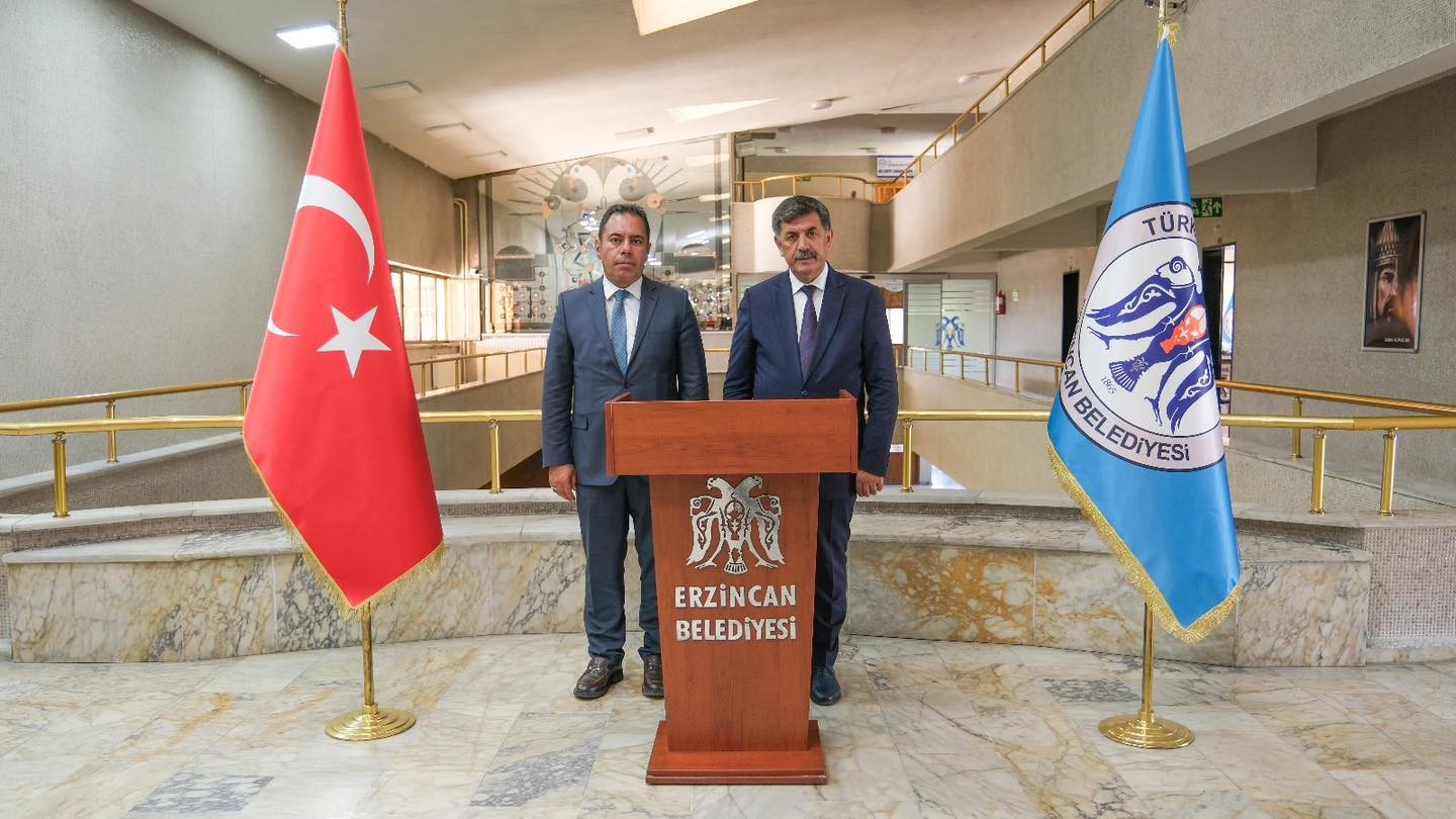 Kars Belediye Başkanı Prof. Dr. Sn. Ötüken Senger, Belediye Başkanımız Sn. Bekir Aksun’a ziyarette bulundu.