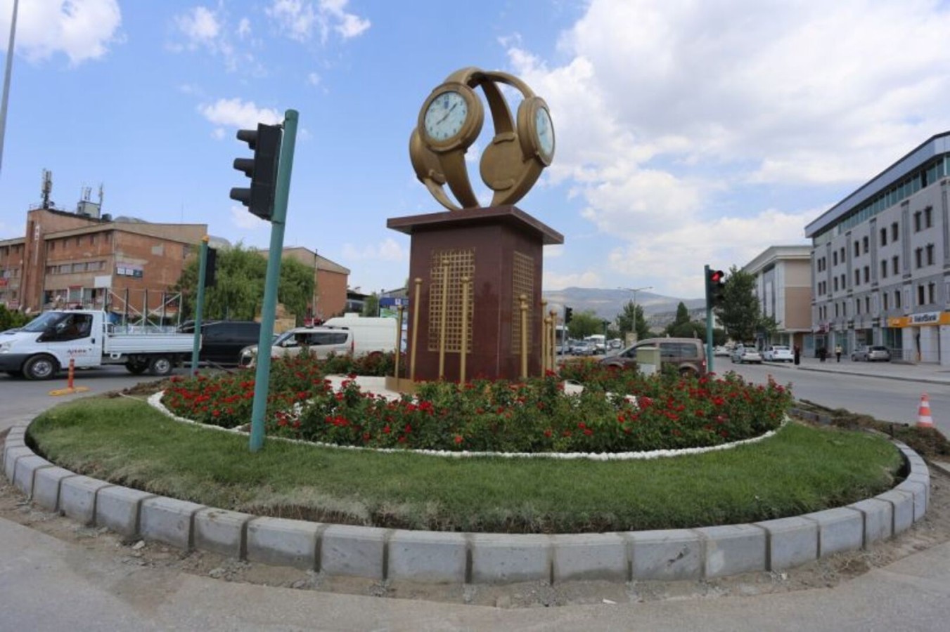 Kavşak ve Refüjler Yenileniyor