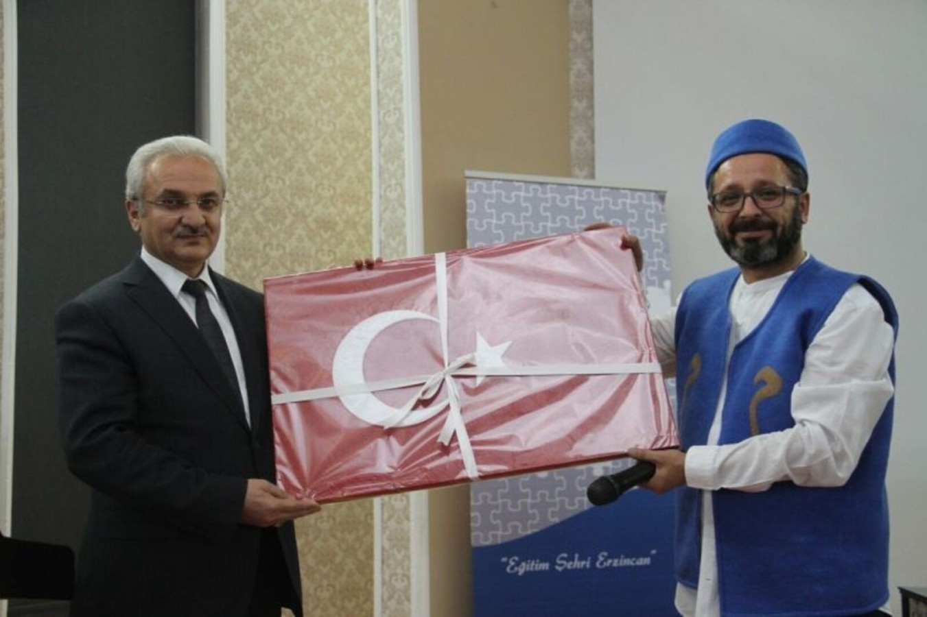KENT KONSEYİ VE İL MİLLİ EĞİTİM MÜDÜRLÜĞÜ ORTAK ORGANİZASYONUNDA YAZAR OKURLARI İLE BULUŞTU