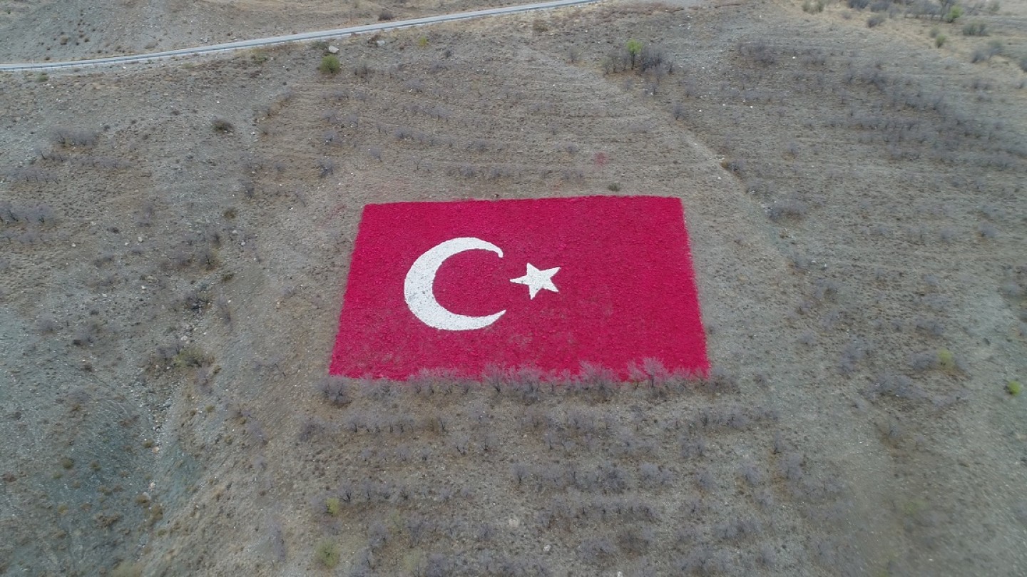 Keşiş Dağları yamaçlarında bulunan Şanlı Türk Bayrağımız Belediyemiz tarafından yeniden boyanarak yenileme çalışması yapıldı.