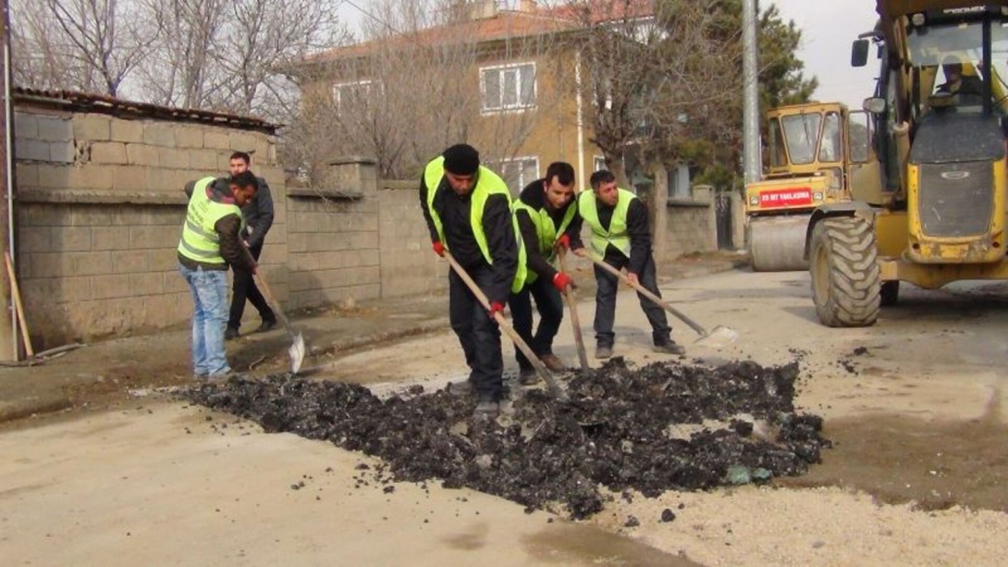 KIŞ AYLARINDA ASFALT TAMİRATI DEVAM EDİYOR