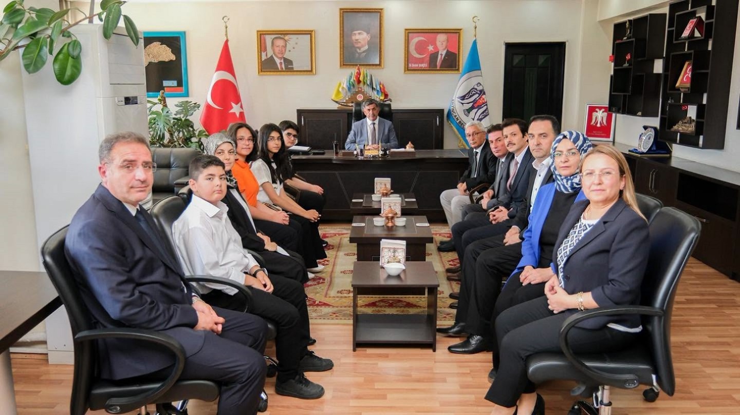 LGS’de Türkiye Birincisi Olan Öğrenciler Belediye Başkanımız Bekir Aksun’u Ziyaret Etti