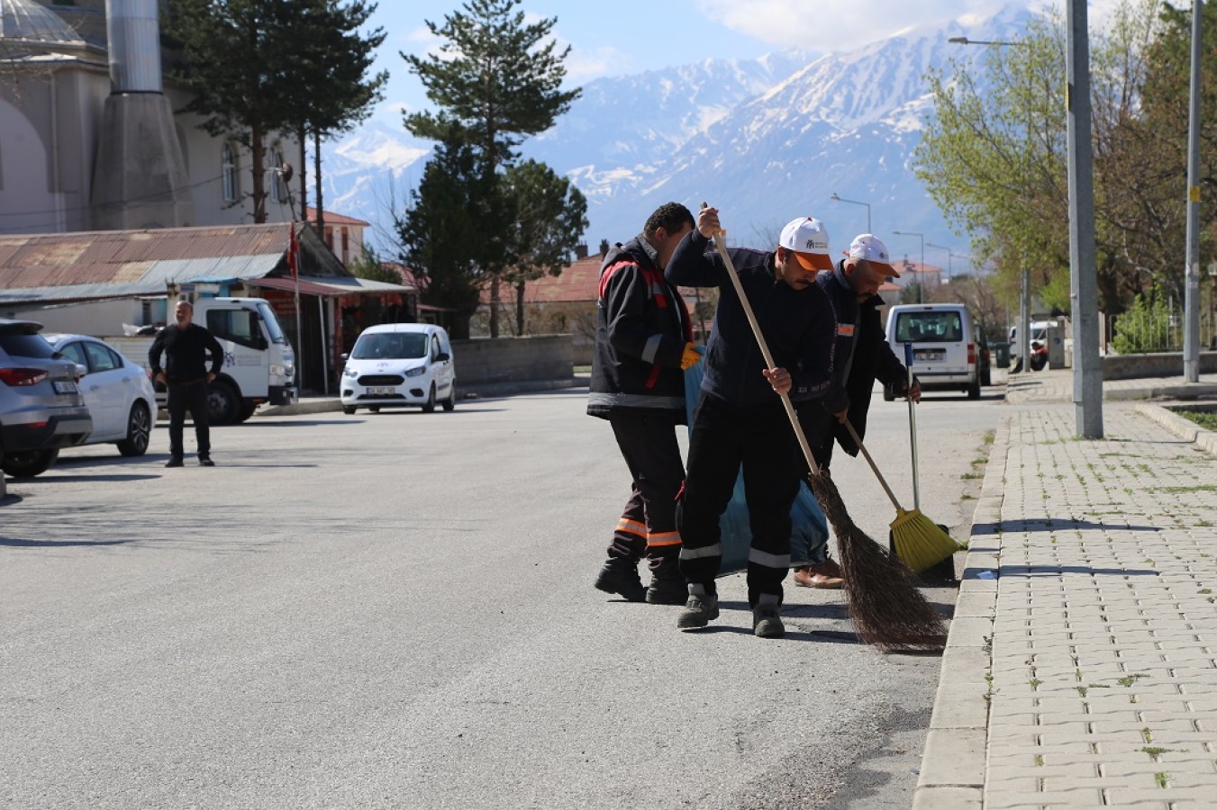 Mahallelerde temizlik çalışmaları devam ediyor