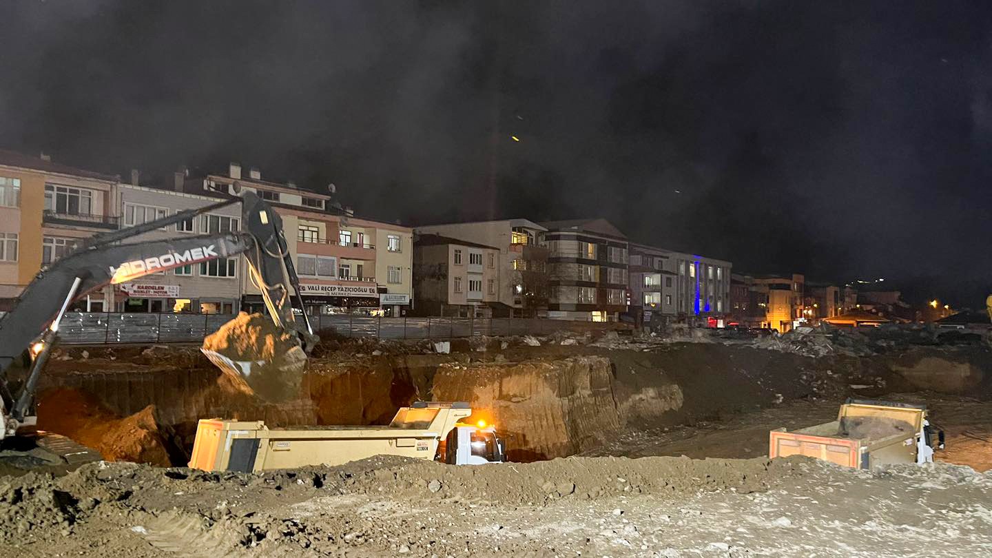 Merkez Çarşısı Kentsel Dönüşümünde Hafriyat Çalışmaları Gece Gündüz Demeden Devam Ediyor