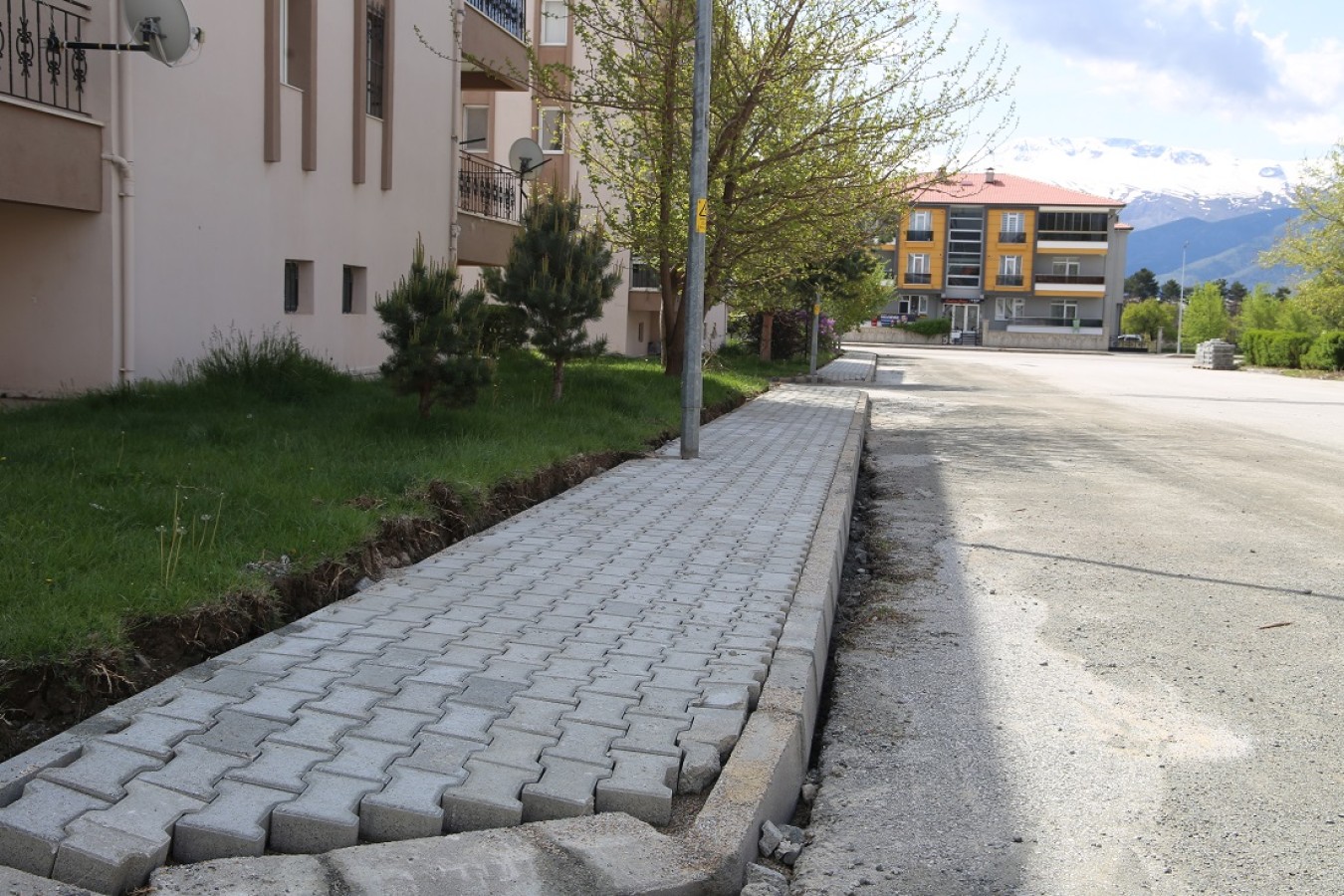 Mimar Sinan Mahallesinde Tretuvar yenileme çalışmaları yapılıyor