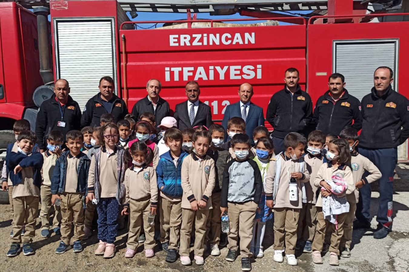 Minik öğrencilerden itfaiye müdürlüğüne ziyaret
