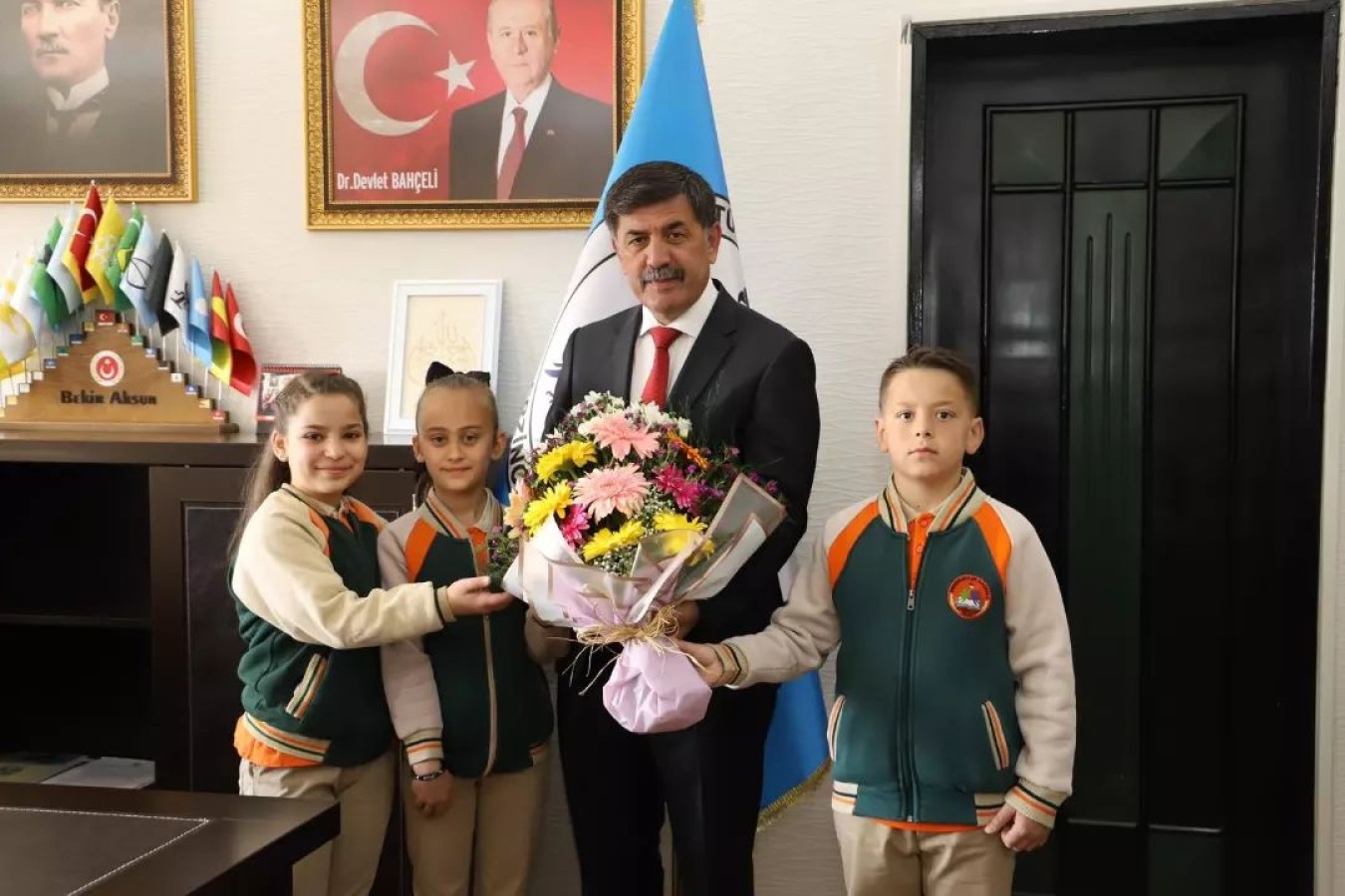 Öğrencilerden Belediye Başkanımıza 23 Nisan ziyareti