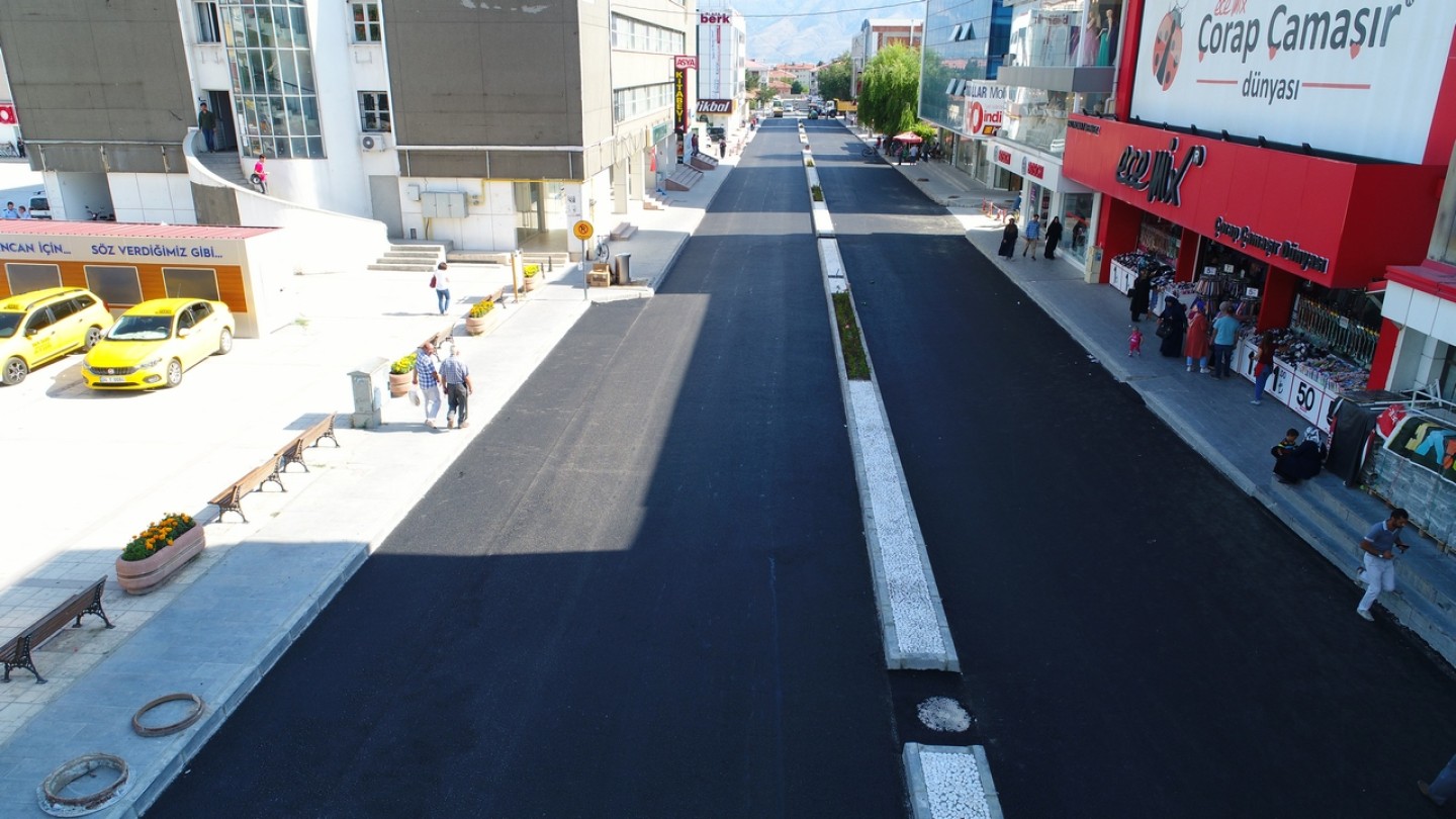 NUSRET ÇETİNKAYA CADDESİNDE ASFALT ÇALIŞMALARI BİTTİ