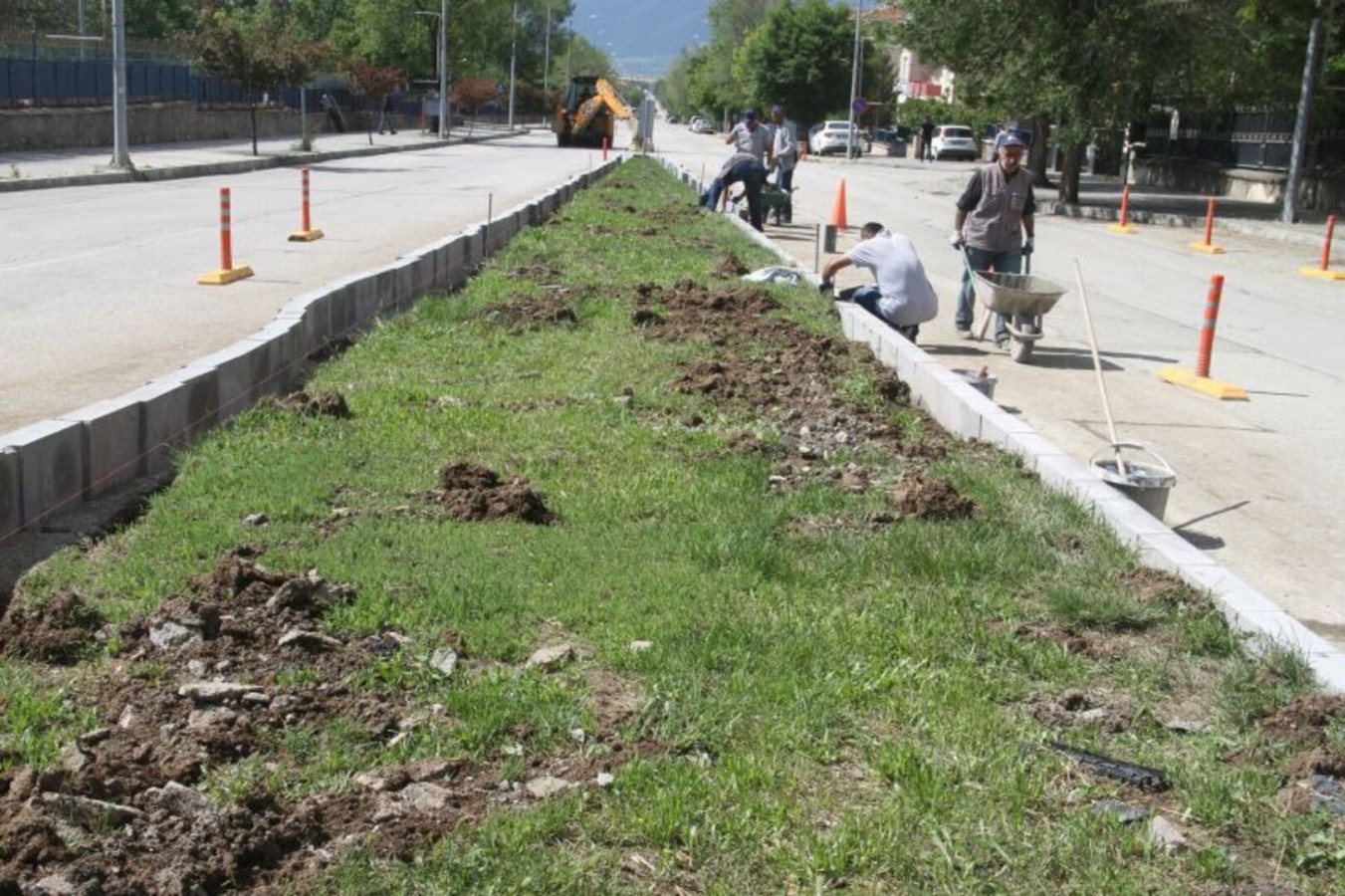 Ordu Caddesinde Refüj Yenileme Çalışmalarına Başlandı