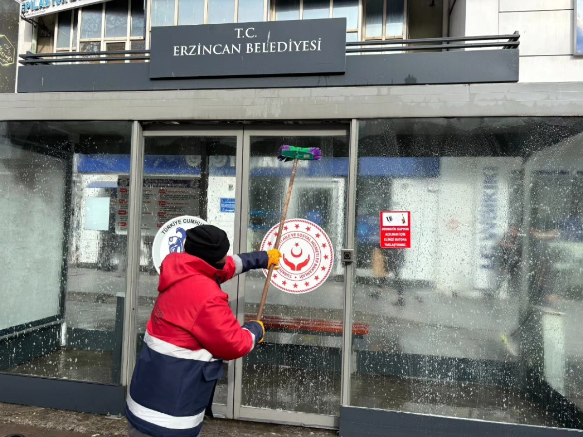 Otobüs durakları dezenfekte ediliyor