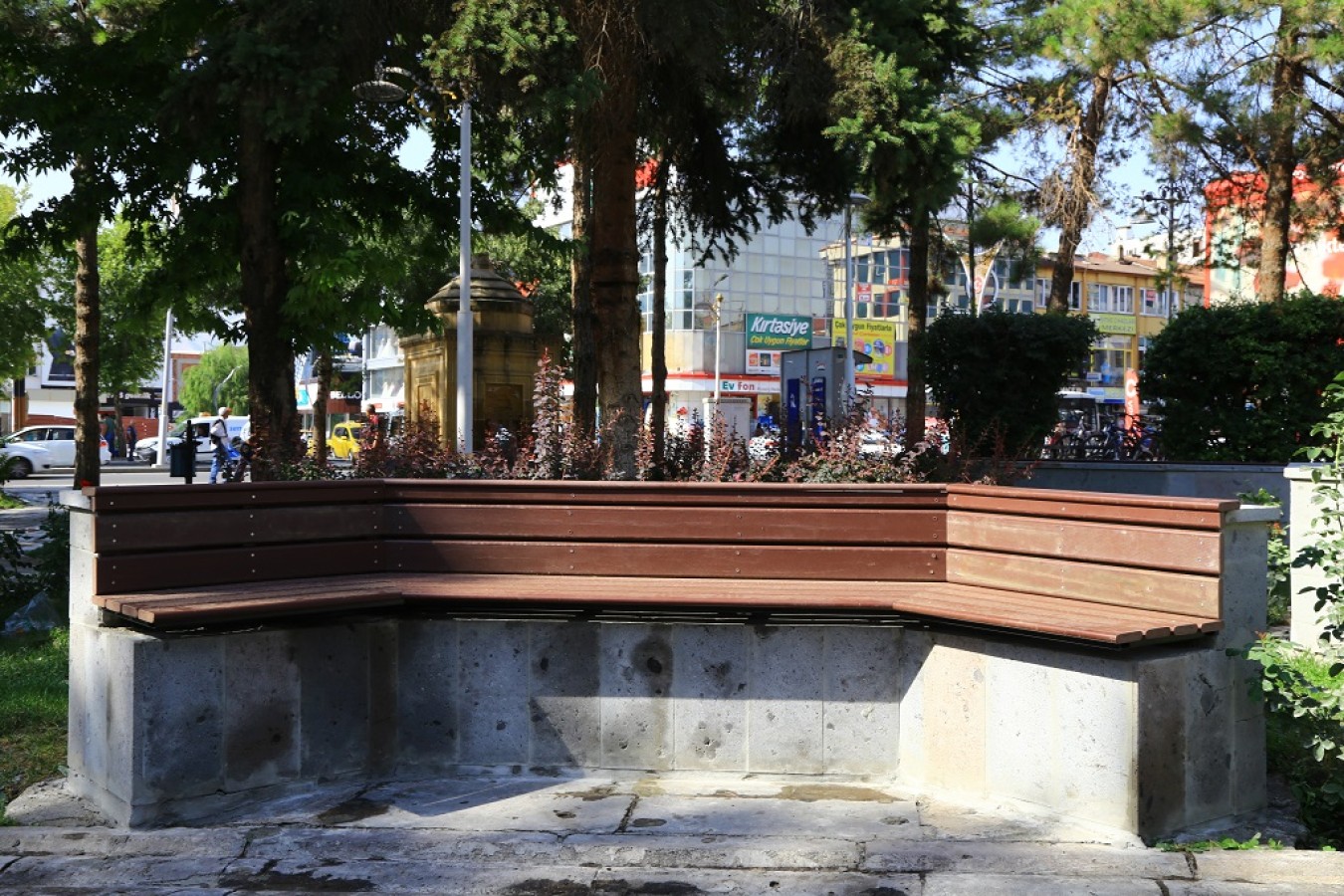Oturma bankları yenileniyor