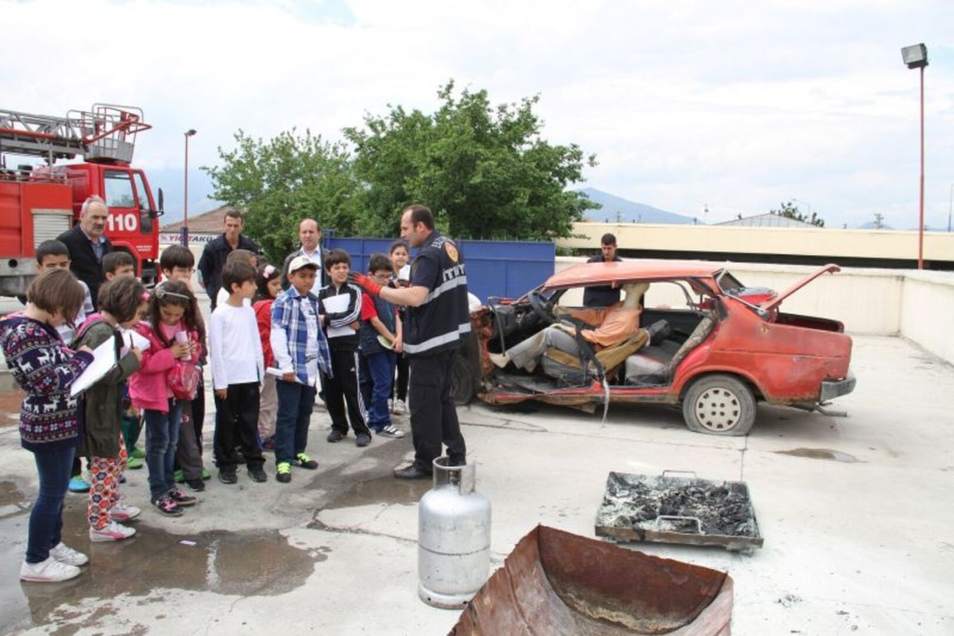 Özel bir İlköğretim Okulu Öğrencilerinden İtfaiyeye ziyaret