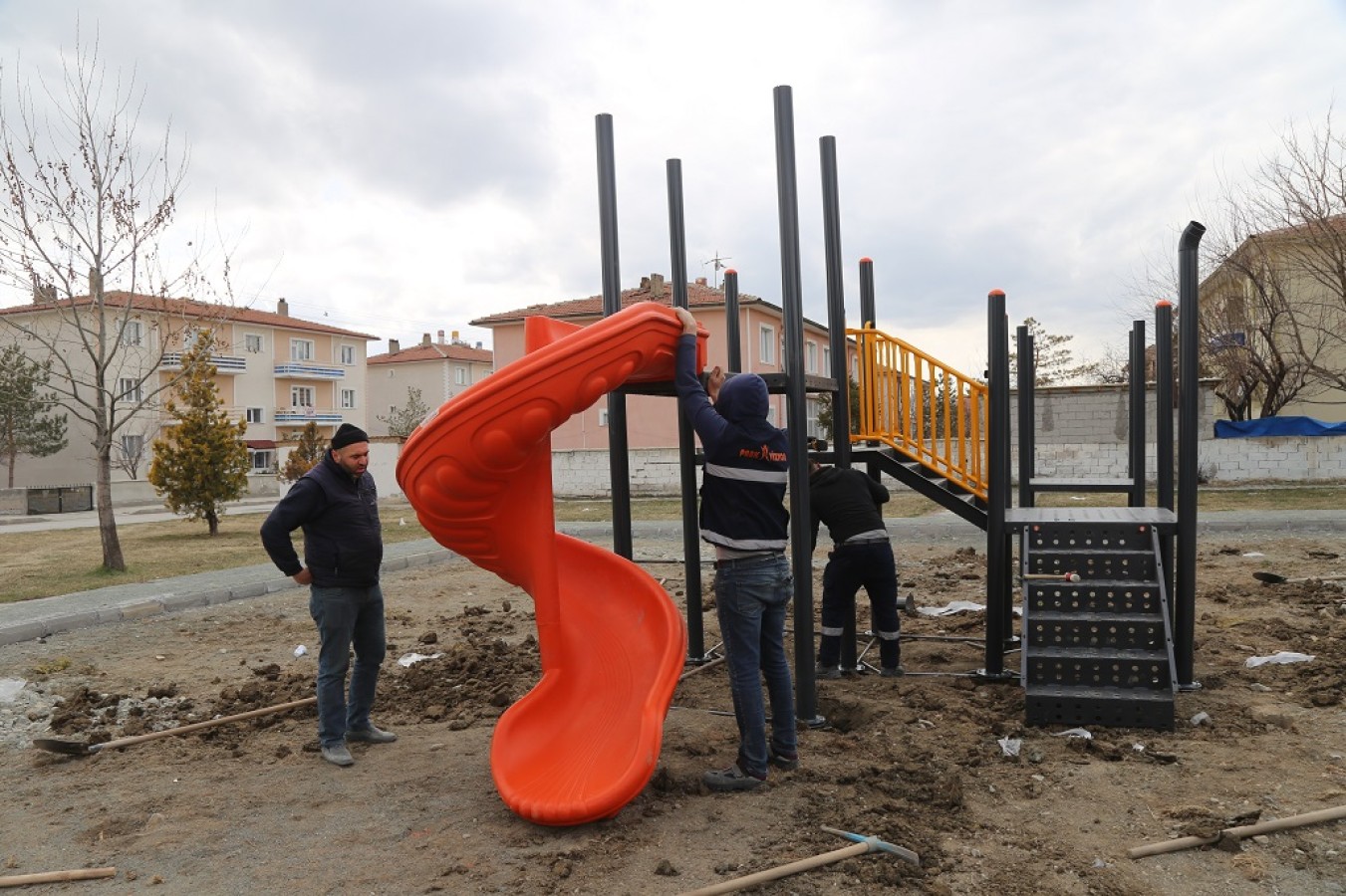 Park ve bahçelerde yenileme çalışmaları devam ediyor
