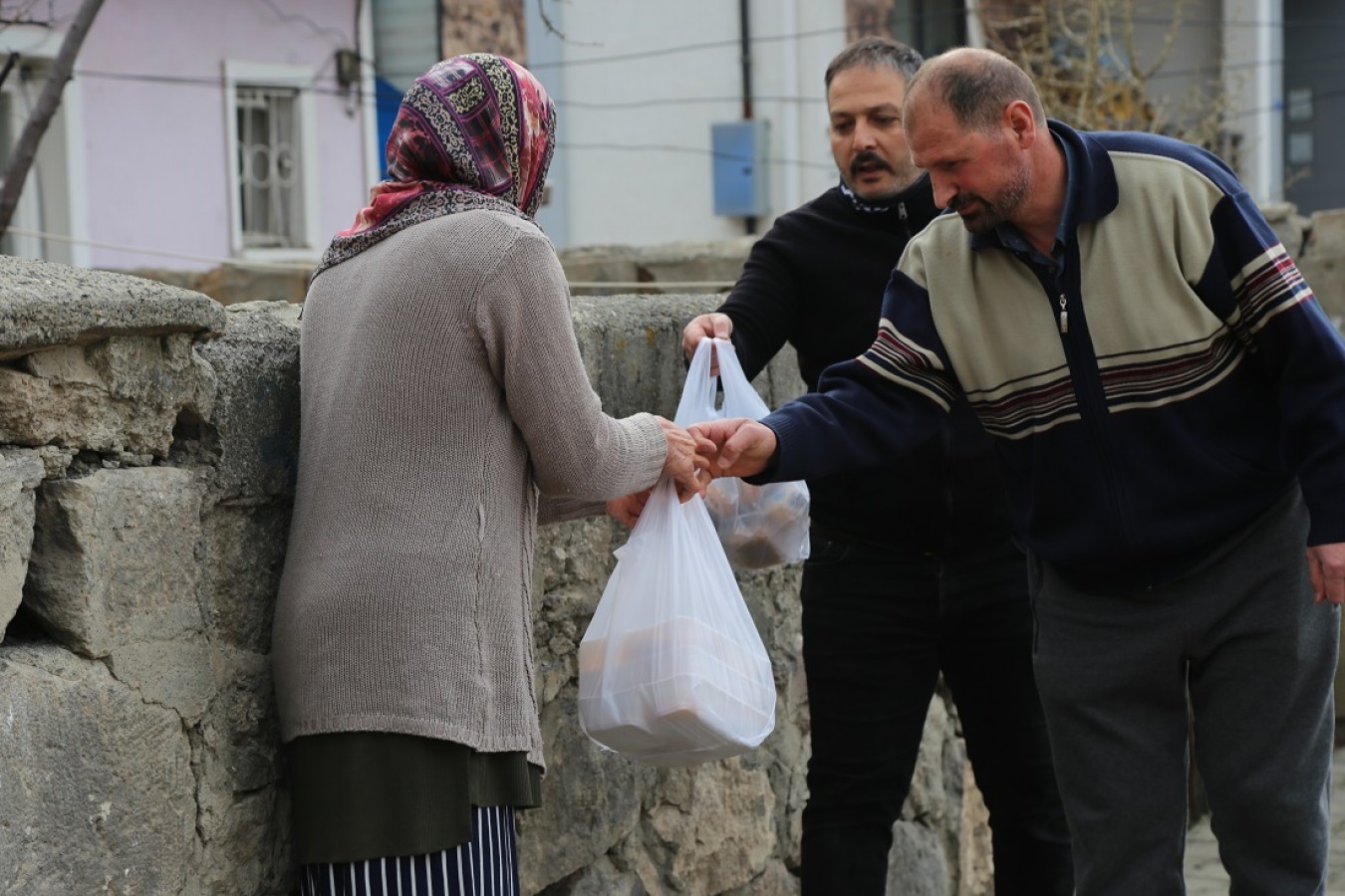 Ramazan ayında iftar yemeği ile ihtiyaç sahibi vatandaşlarımızın yanındayız
