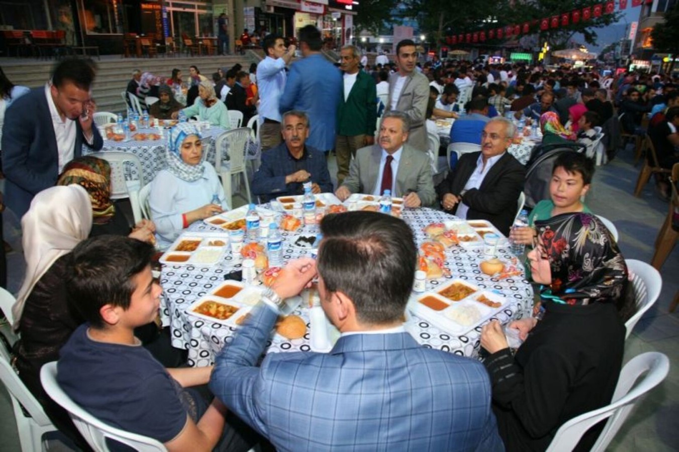 RAMAZAN BOYUNCA HER GÜN 2.000 KİŞİLİK İFTAR SOFRASI