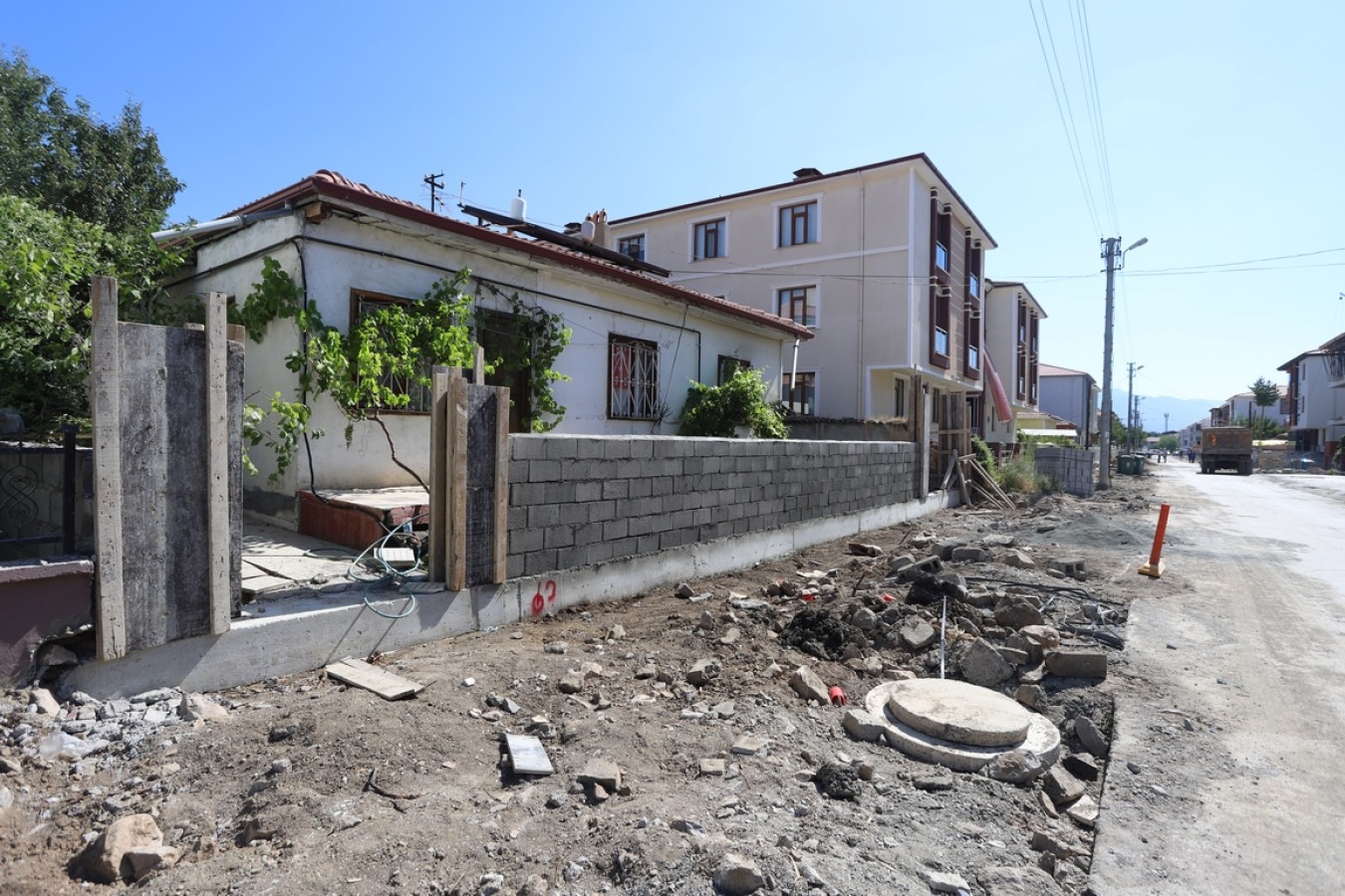 Refik Aras Sokakta Çalışmalar Devam Ediyor