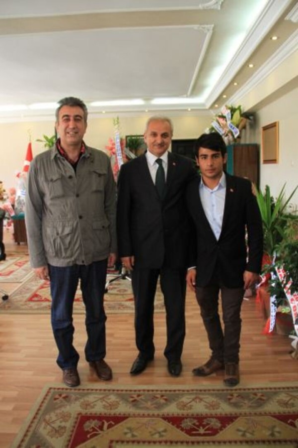 Şampiyon yüzücü Mehmet Karaçetin\'den Başkan Başsoy’a ziyaret