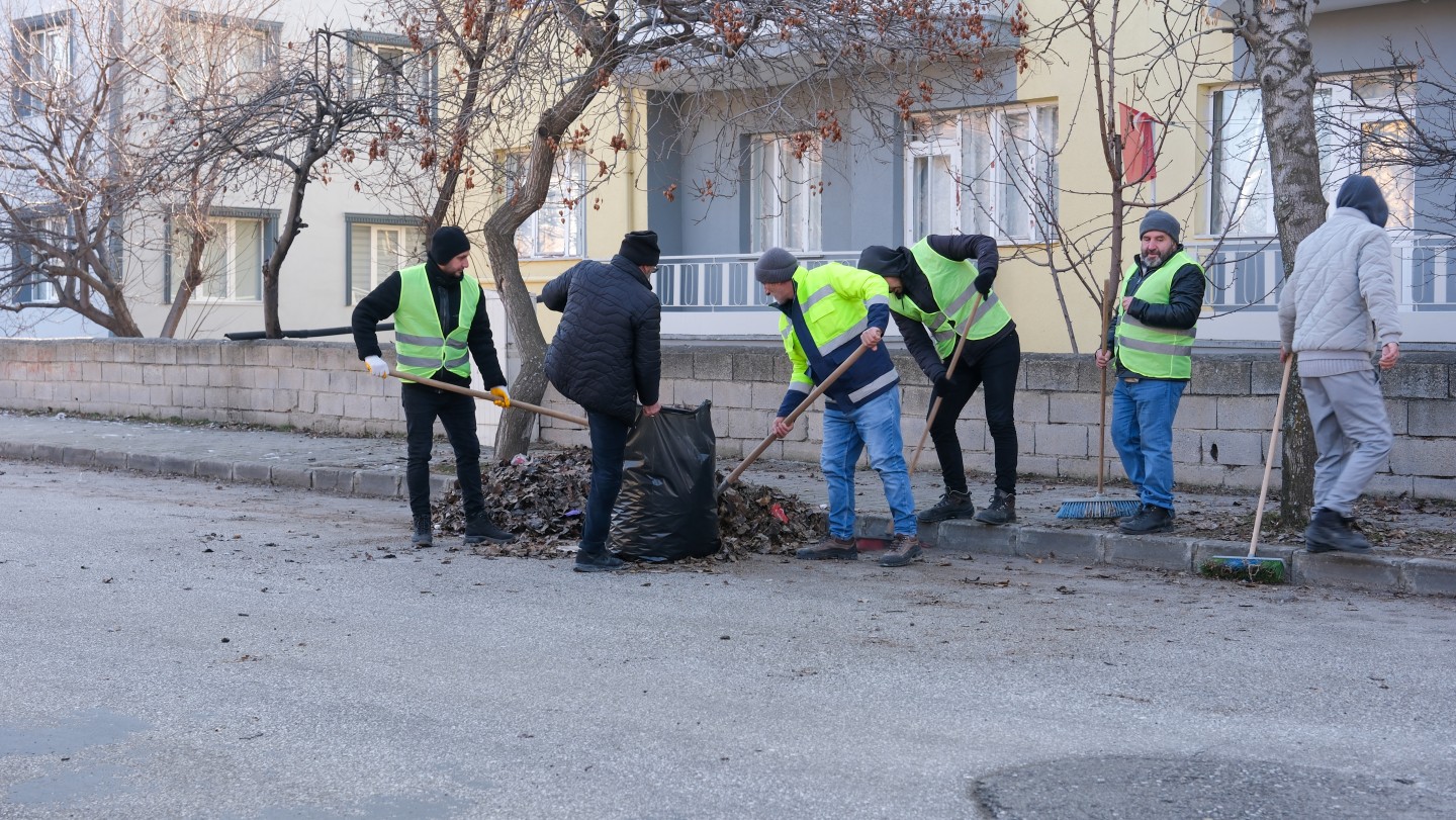 Şehir genelinde kapsamlı temizlik çalışmaları devam ediyor.