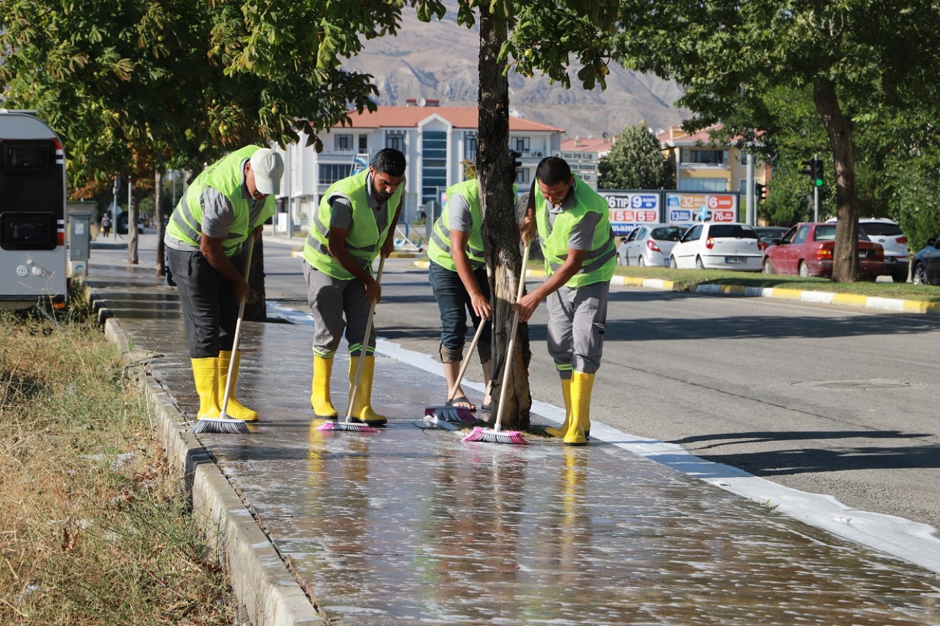 Şehir genelinde kapsamlı temizlik çalışmalarımız hız kesmeden devam ediyor.
