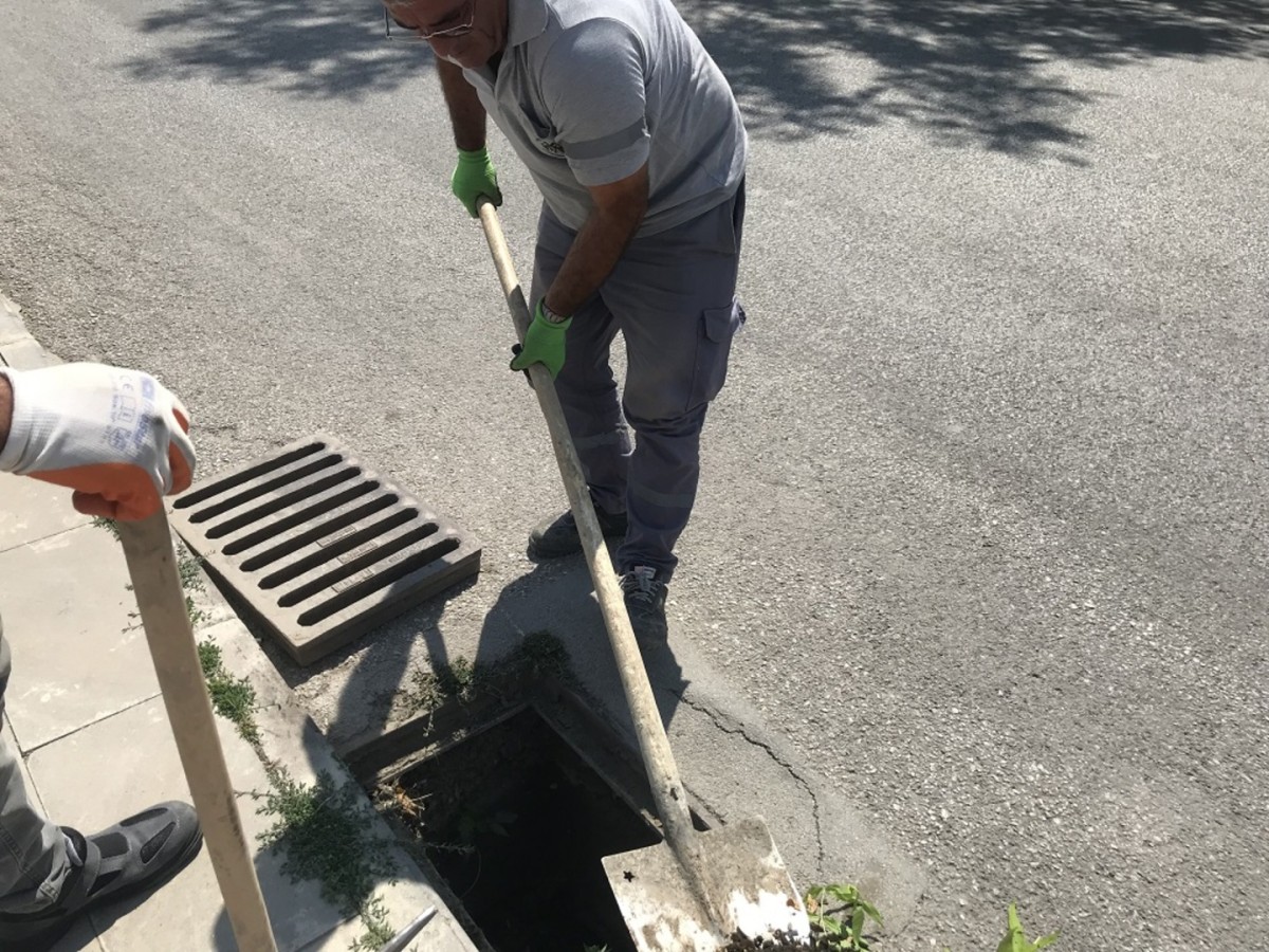 Şehir genelinde mazgallar temizleniyor