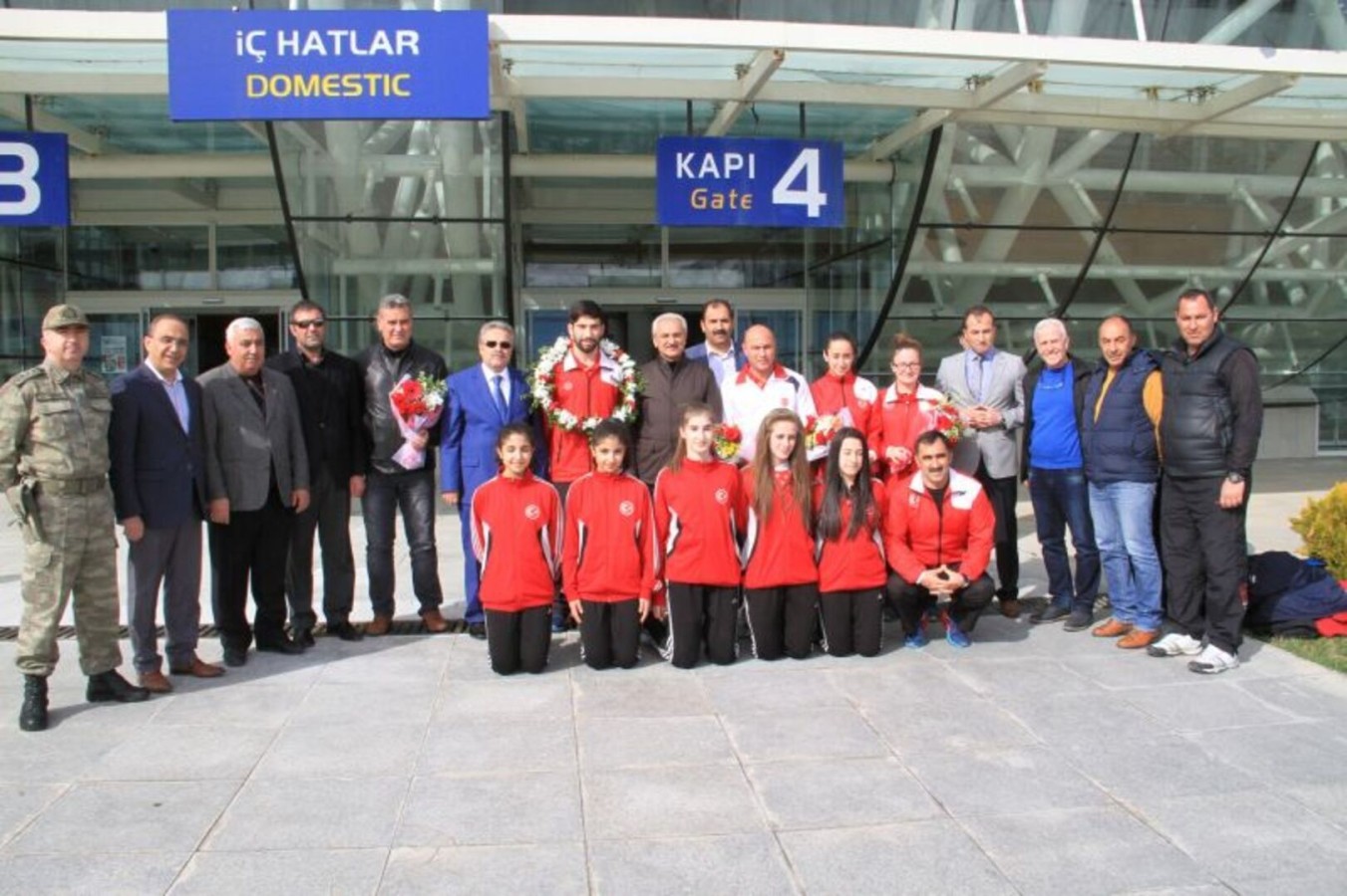 ŞEHRİMİZE BİR MADALYA DA BADMİNTONCULARDAN