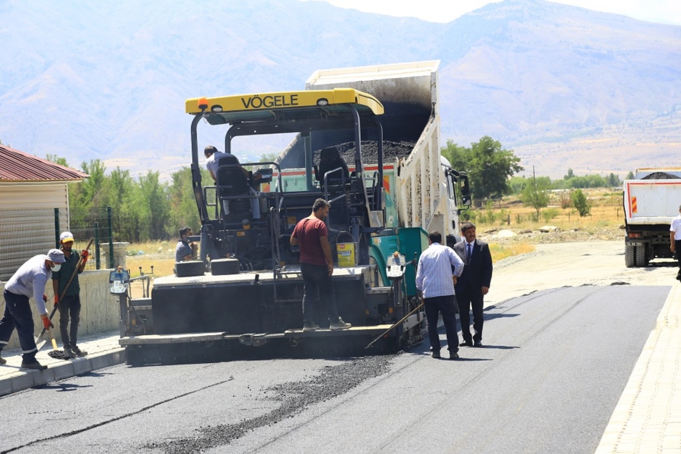 Sıcak asfalt çalışmaları devam ediyor