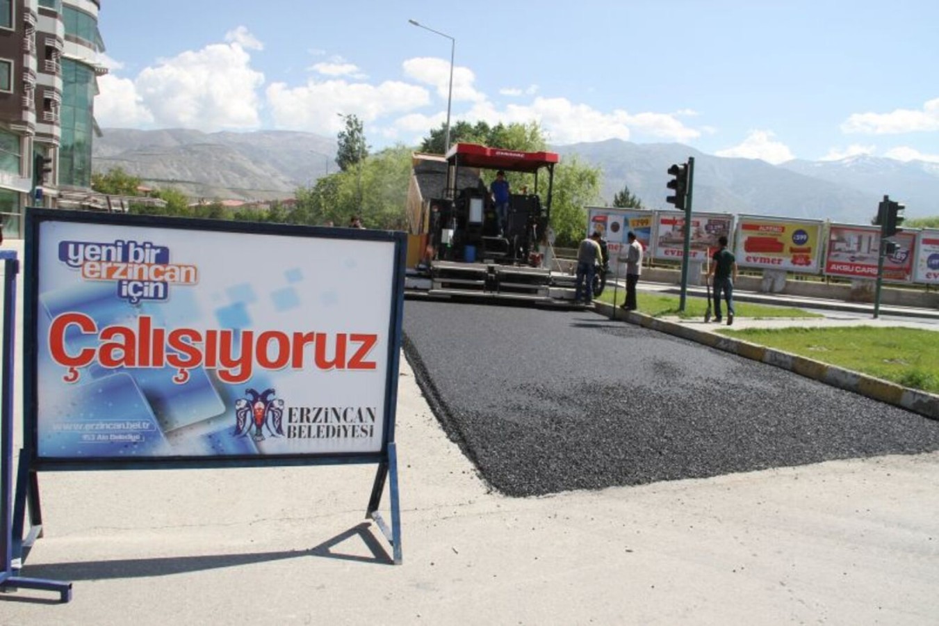 TERZİBABA CADDESİ ASFALTI YENİLENİYOR