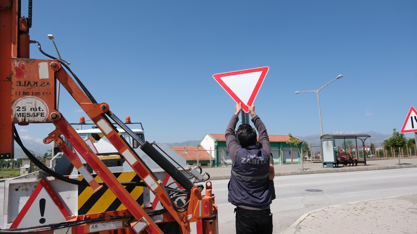 Trafik İşaret Levhalarının bakım ve onarım çalışmaları düzenli olarak devam ediyor.