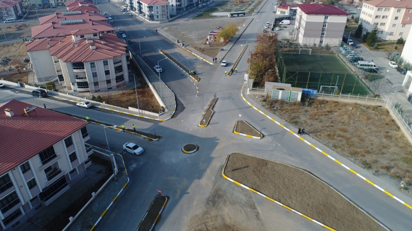 Trafikte güvenliği sağlamak için kavşak yapım çalışmalarımız devam ediyor