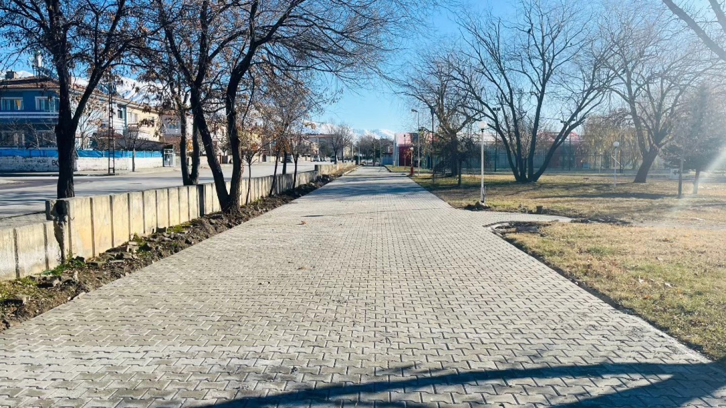 Ülkü Spor Kompleksinde sert zemin ve oyun parkı yenileme çalışması yapıldı