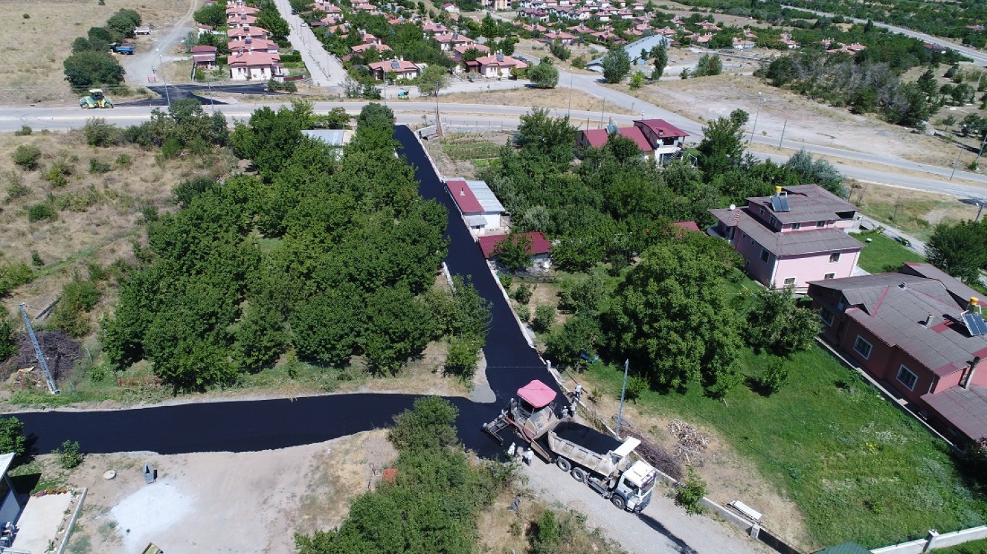 Yaylabaşı Yerleşkesinde Asfalt serim çalışmaları yapılıyor.