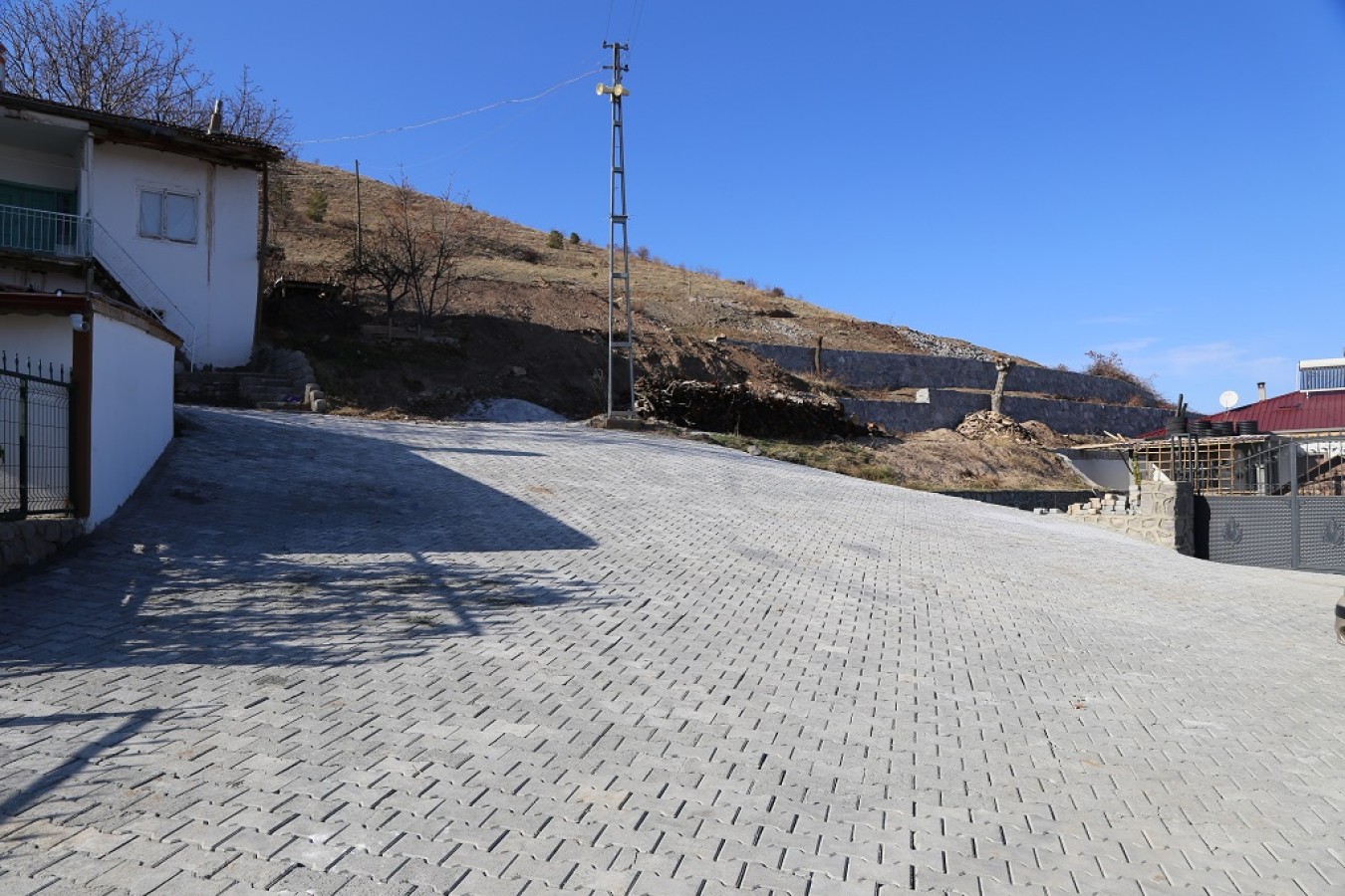 Yaylabaşı'nda yol genişletme ve parke döşeme çalışmaları devam ediyor