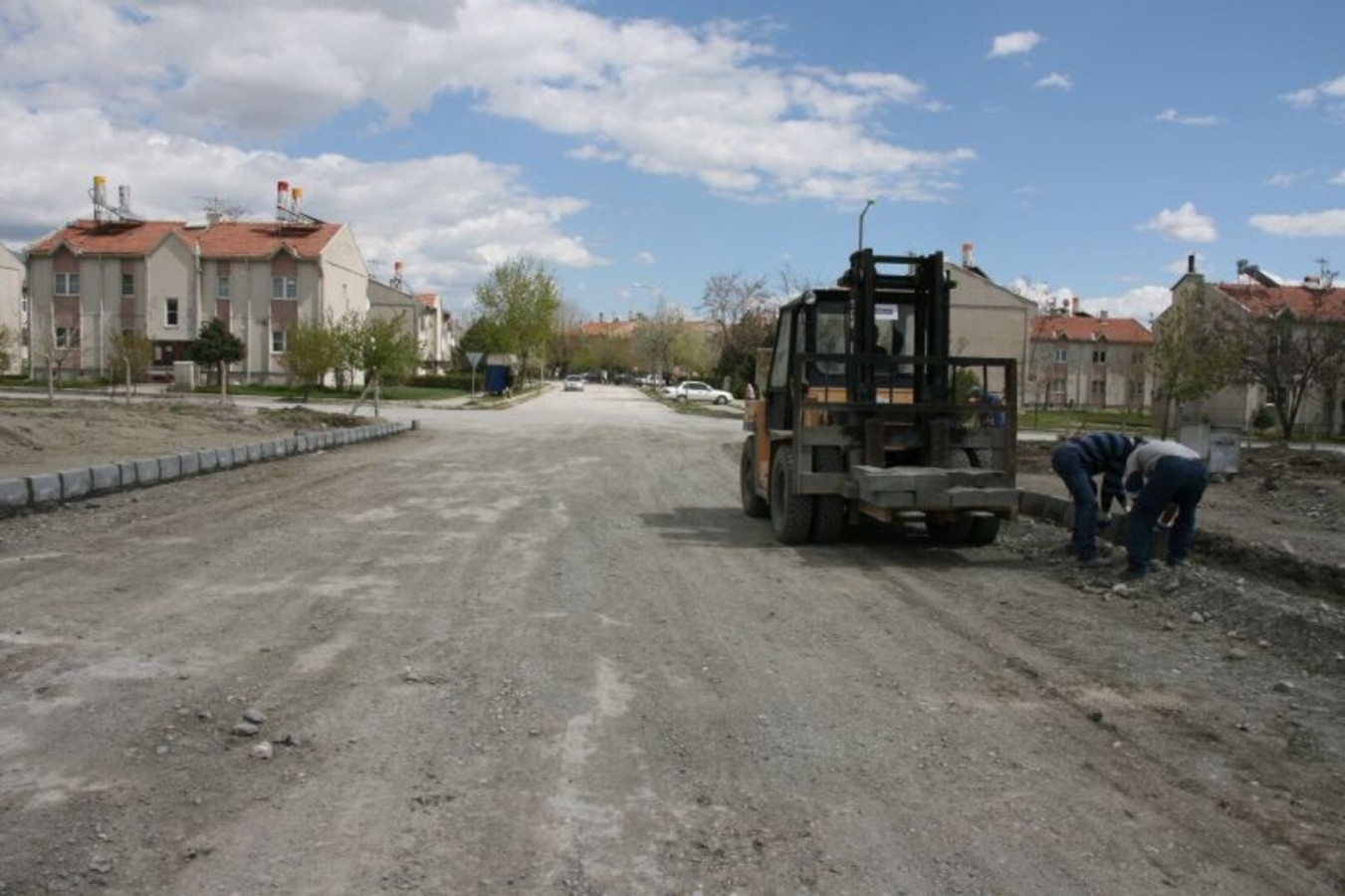 Yol Çalışmaları devam ediyor