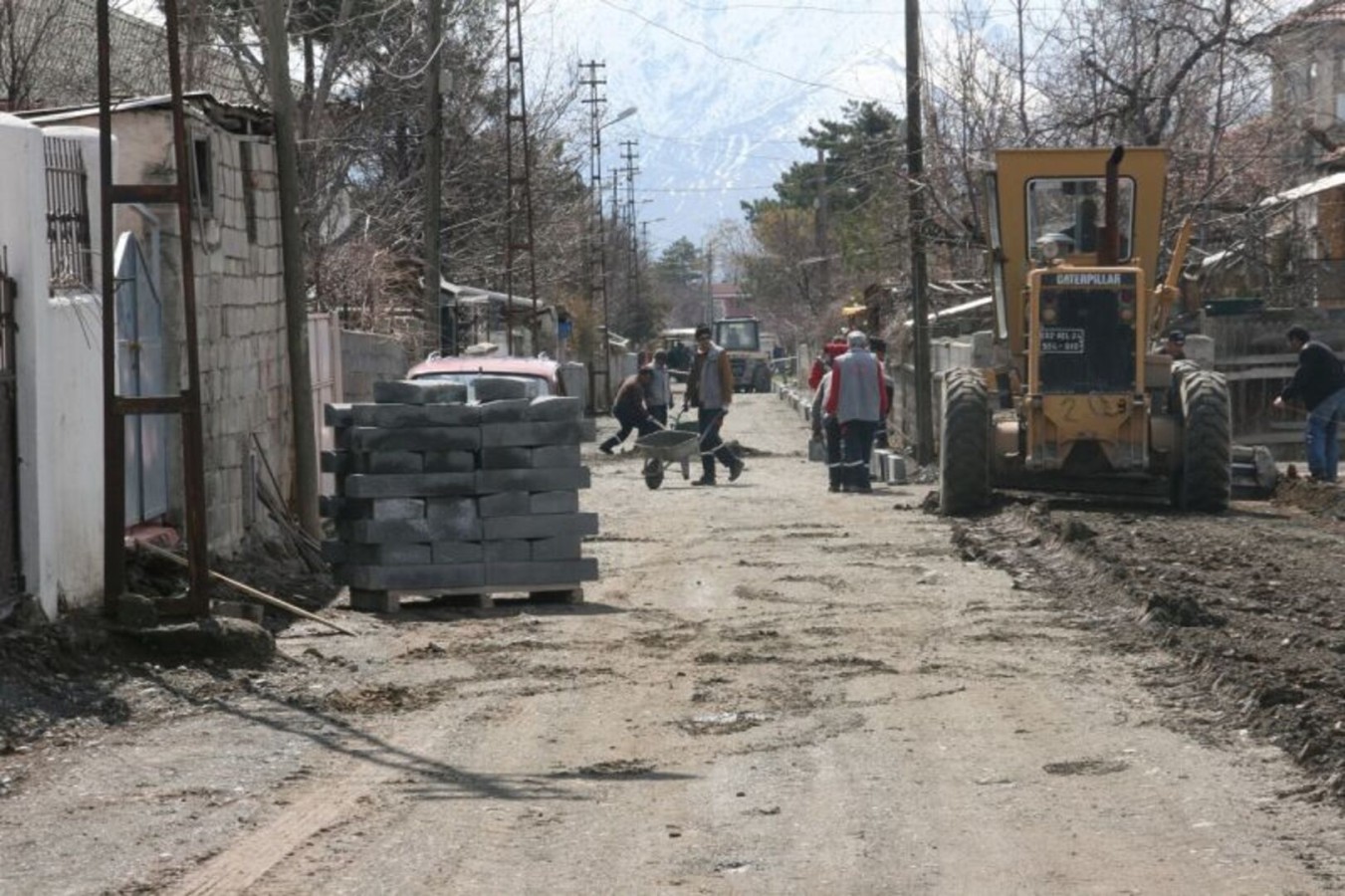 YOL ÇALIŞMALARI HIZLI BAŞLADI