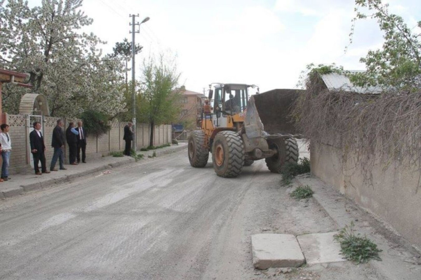 YOL GENİŞLETME VE DÜZENLEME ÇALIŞMALARI SÜRÜYOR