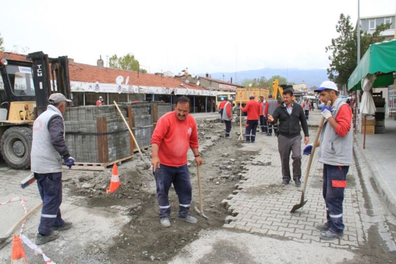 YOL TAMİRATLARI DEVAM EDİYOR